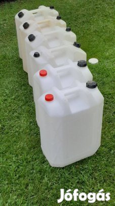 22 literes űrméretjelzős müa. kannák (8db) és műanyag rekesz, ládák .