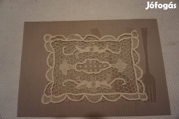22x30 cm.-es fehér kis csipke terítő eladó