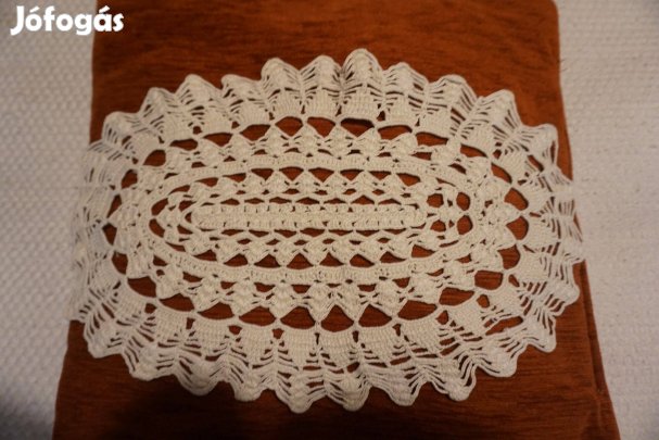 22x35 cm.-es, ellipszis alakú fehér csipke terítő eladó