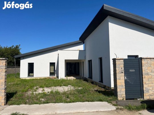 234 nm-es luxus családi ház Hidasnémetiben eladó!