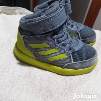 23- Adidas, puha, könnyű cipő