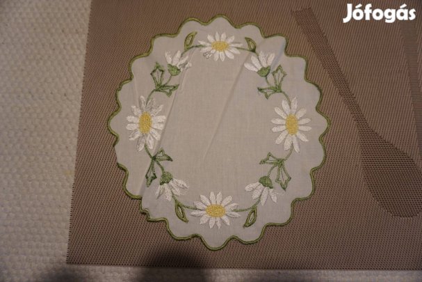 23 cm.-es kerek, margaréta mintával hímzett alátét terítő eladó