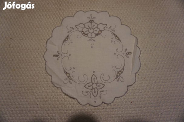 23 cm.-es kerek, virág mintás hímzett és szegett terítő eladó