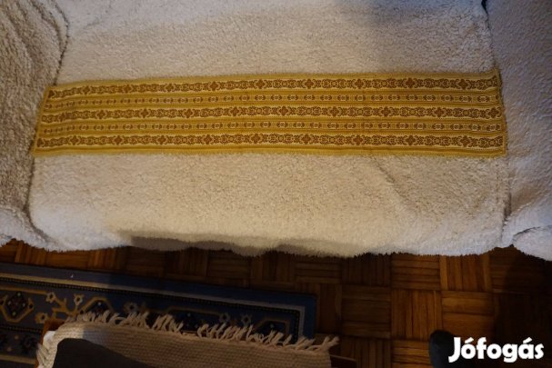 23x120 cm.-es piros és sárga mintával díszített futó terítő eladó
