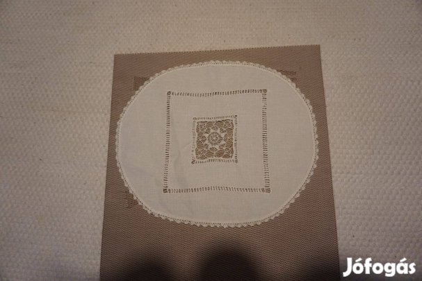 23x27 cm-es, ellipszis alakú fehér, négyzet mintás csipke terítő eladó