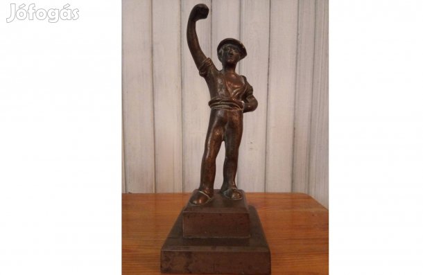 24 cm-es bronz szobor