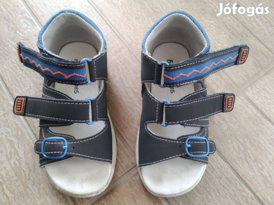 24-es unisex szandál