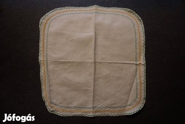 24x24 cm.-es kis díszes fehér alátét terítö eladó