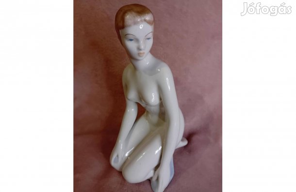 2512/40 Aquincum porcelán térdeplő akt