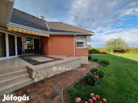 258 nm-es ház eladó Bakonyszentlászló