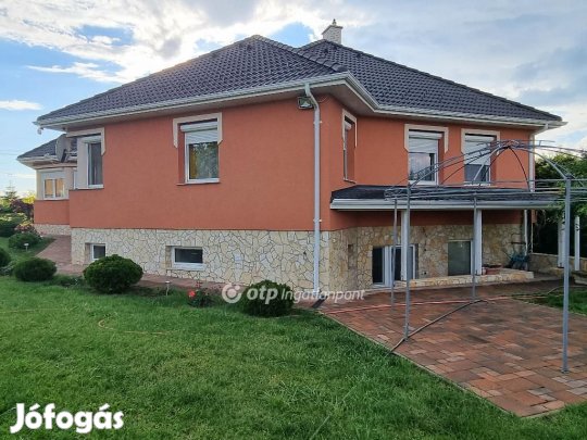 258 nm-es ház eladó Bakonyszentlászló