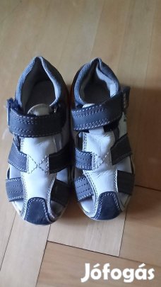 25-ös fiú szandál