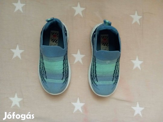 25-ös kisfiú vászoncipő Bth : 15,5 cm