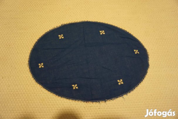 25x37 cm.es ellipszis alakú hímzett és szegett terítő eladó