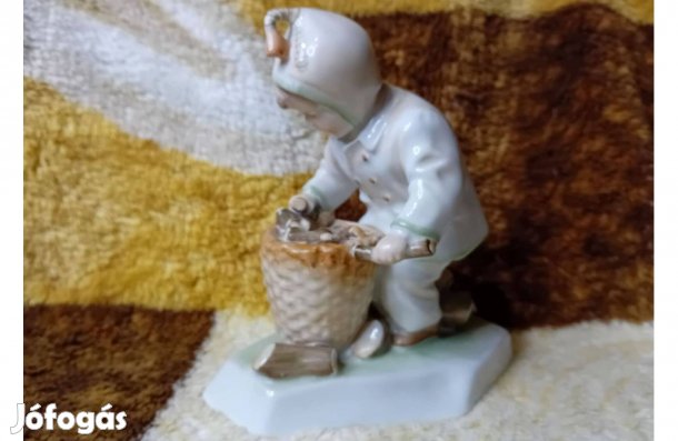 2601/63 Zsolnay Sinkó porcelán tüzifát szedő kisgyerek figura