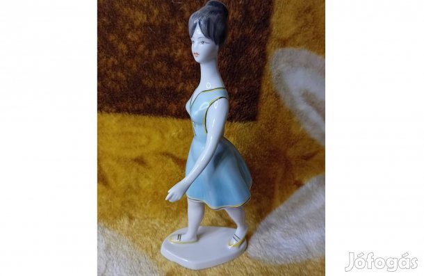2604/5 Hollóházi porcelán kék ruhás sétáló nő