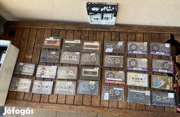 26 Db Műsoros Zenei Kazetta + tartó