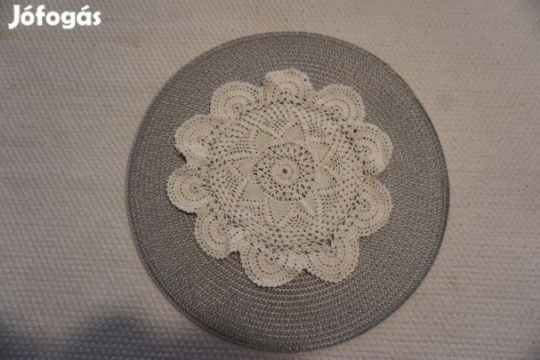 26 cm.-es átmérőjű fehér díszes csipke alátét terítő eladó