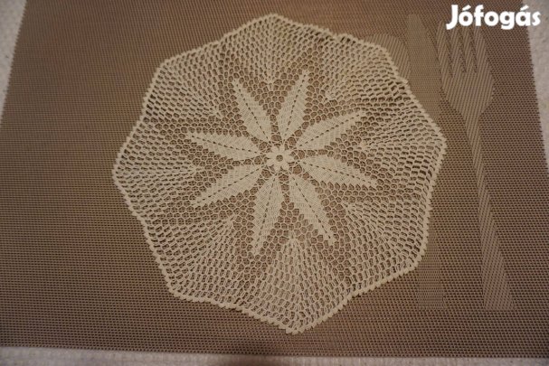 26 cm.-es kerek, csillagvirág mintás csipke alátét terítő eladó