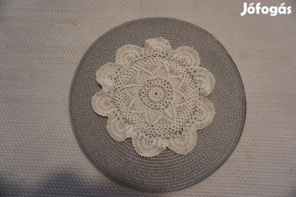 26 cm.-es kerek fehér csipke alátét terítő eladó
