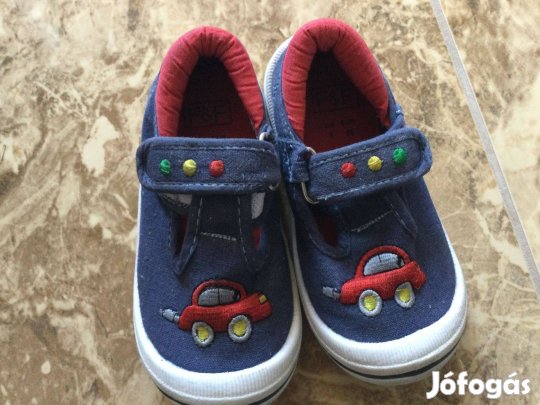 26 fiú F&F tornacipő