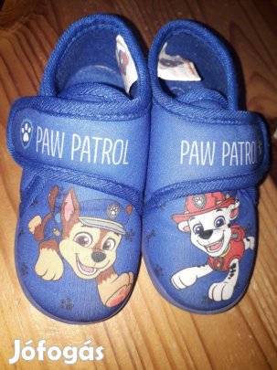 26-os Mancs őrjáratos (Paw patrol) kisfiú benti cipő/mamusz