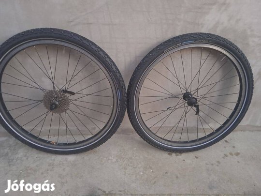 26-os kerékszett, Schwalbe Maraton Winter - újszerű gumikkal, szegecs