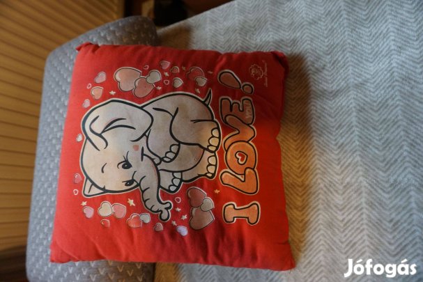 26x26 cm-es piros párna, rajta elfánttal, és "I LOVE" felirattal eladó