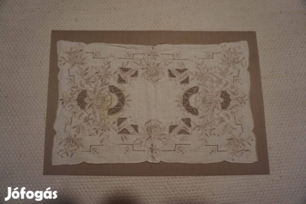 26x41 cm.-eshímzett és riselt díszes terítő eladó
