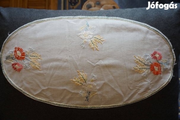 26x48 cm.-es hímzett ellipszis alakú terítő eladó