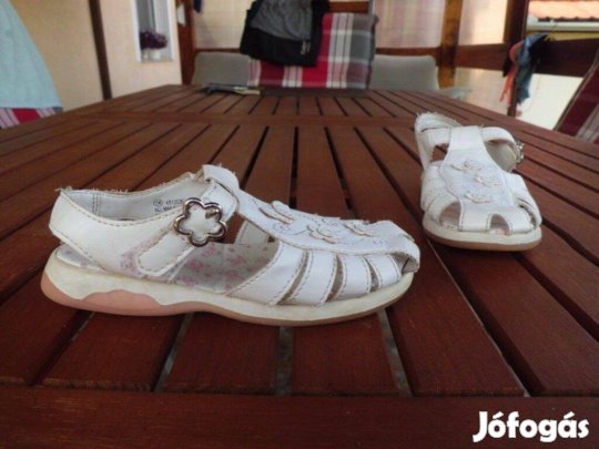 27-es 28-as Underground zárt orrú lány szandál szandálcipő