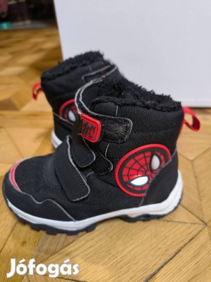 27-es fiú bélelt bakancs