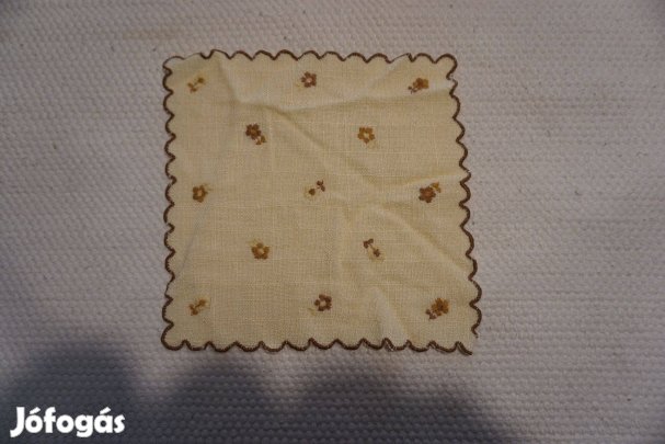 27x27 cm.-es világos sárga hímzett és szegett terítő eladó