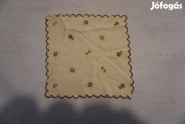 27x27 cm.-es világos sárga hímzett terítő eladó