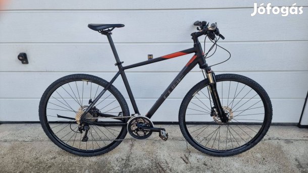 28" Cube Cross trekking