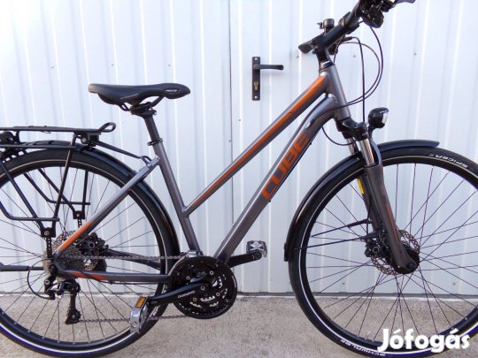 28" Cube Touring SL trekking tárcsafék, 3x10 Deore/XT, agydinamó. Nagy