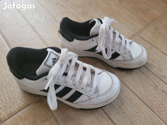 28-as Adidas sportcipő