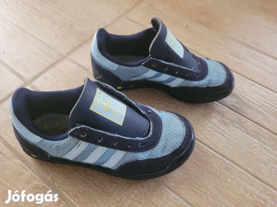 28-as Adidas sportcipő