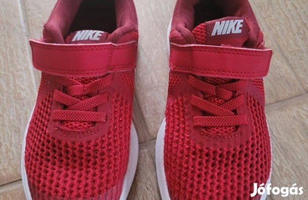 28-as Nike sportcipő
