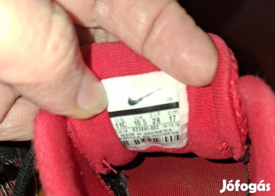 28-as, piros Nike edzőcipő