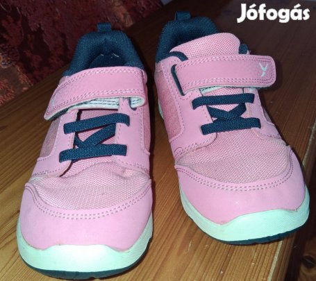 28-as, rózsaszín edzőcipő