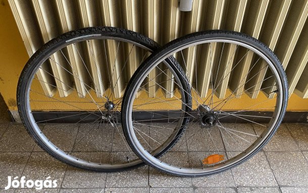 28-as hagyományos kerék szett.677-28x1,2/8 gumival.