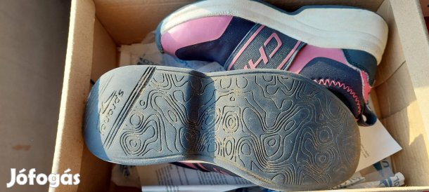 28-as tavaszi sportcipő