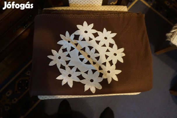 28 cm.-es fehér hímzett, és riselt alátét terítő eladó