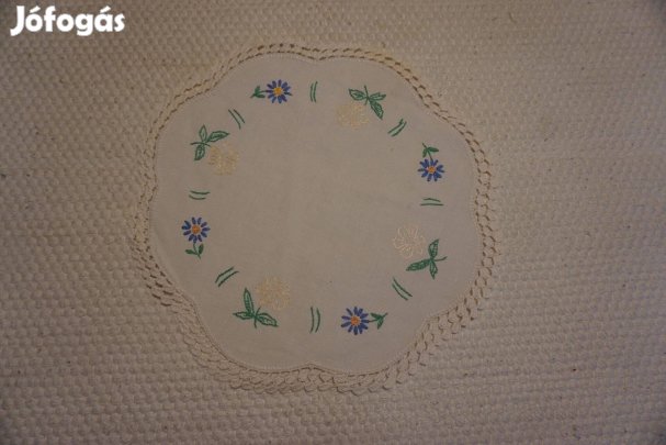 28 cm.-es virág-, és levél mintás kerek hímzett alátét terítő eladó