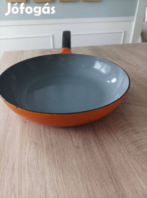 28 cm átmérőjű öntöttvas serpenyő