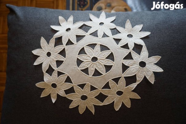 28x31 cm.-esellipszis alakú riselt és hímzett fehér terítő eladó
