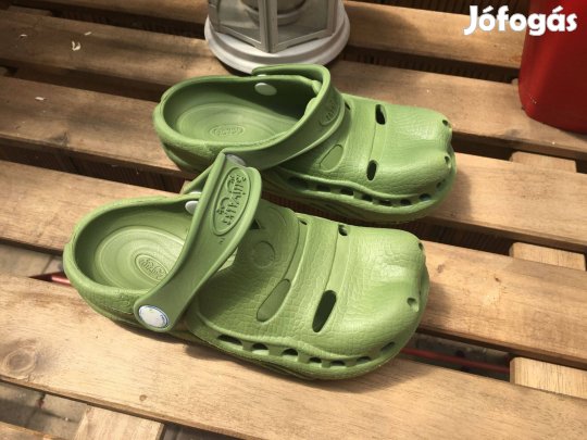 29-30 krokodil alakú gumipapucs!