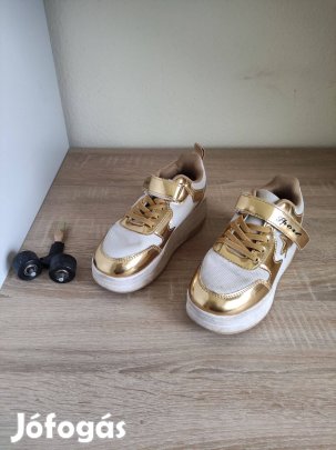29,5-es lányka sportcipő görgőket feltéve gurul