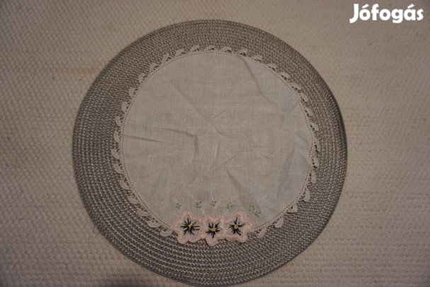 29 cm.-es kerek, díszesen szegett kis alátét terítő eladó